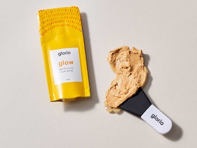 The Revitalizing Clay Mask for normal and combination skin types features gold clay from Brazil, skin energizing kakadu plum, radiance-boosting vitamin C, microcirculation promoting wu-zhu-yu, Swiss apple stem cells to boost the vitality of skin stem cells and exfoliating pumice.