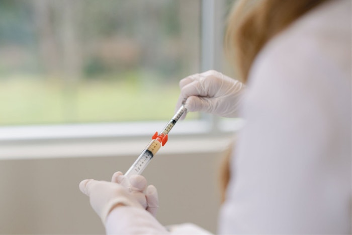 The PRP Gel treatment begins with a blood draw from the patient’s arm. Cellenis’ technology neutralizes the pH of patients’ blood and eliminates any component that could be inflammatory