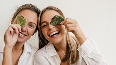 SymRelief Green is a 100% natural-origin solution combining bisabolol and organic ginger extract to impart synergistic skin-soothing effects.