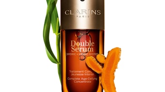 The packaging includes a patented double-chamber system, enabling the hydric and lipidic serums to be dispensed together in customizable doses.