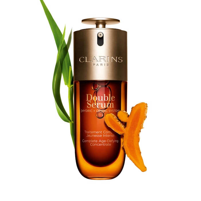 The packaging includes a patented double-chamber system, enabling the hydric and lipidic serums to be dispensed together in customizable doses.