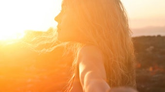 Parsol SLX's film-forming capabilities allow it to defend the hair and skin with high efficiency.