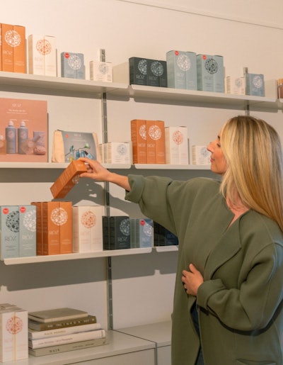 RŌZ haircare was created and inspired by celebrity hairstylist Mara Rozak's 20 years of work with celebrity clientele including Emma Stone, Olivia Wilde, Zoe Saldana and more.