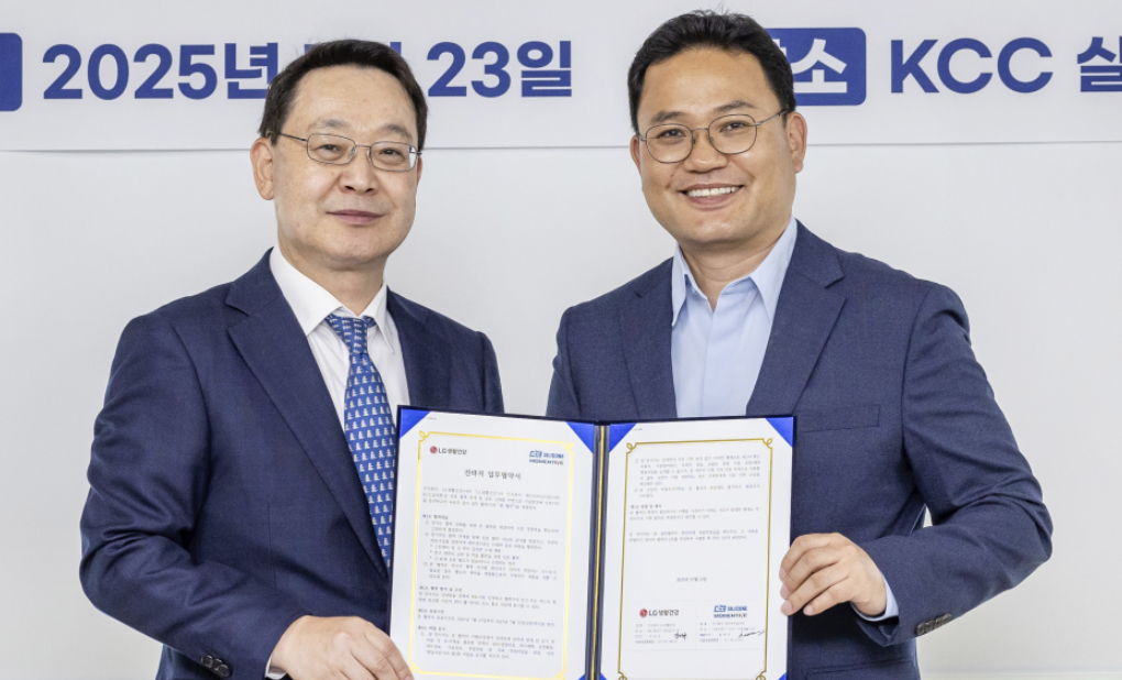 KCC Silicon CEO Song Young-geun (left) and LG H&H CTO Kang Nae-gyu (right) signed off on the agreement.