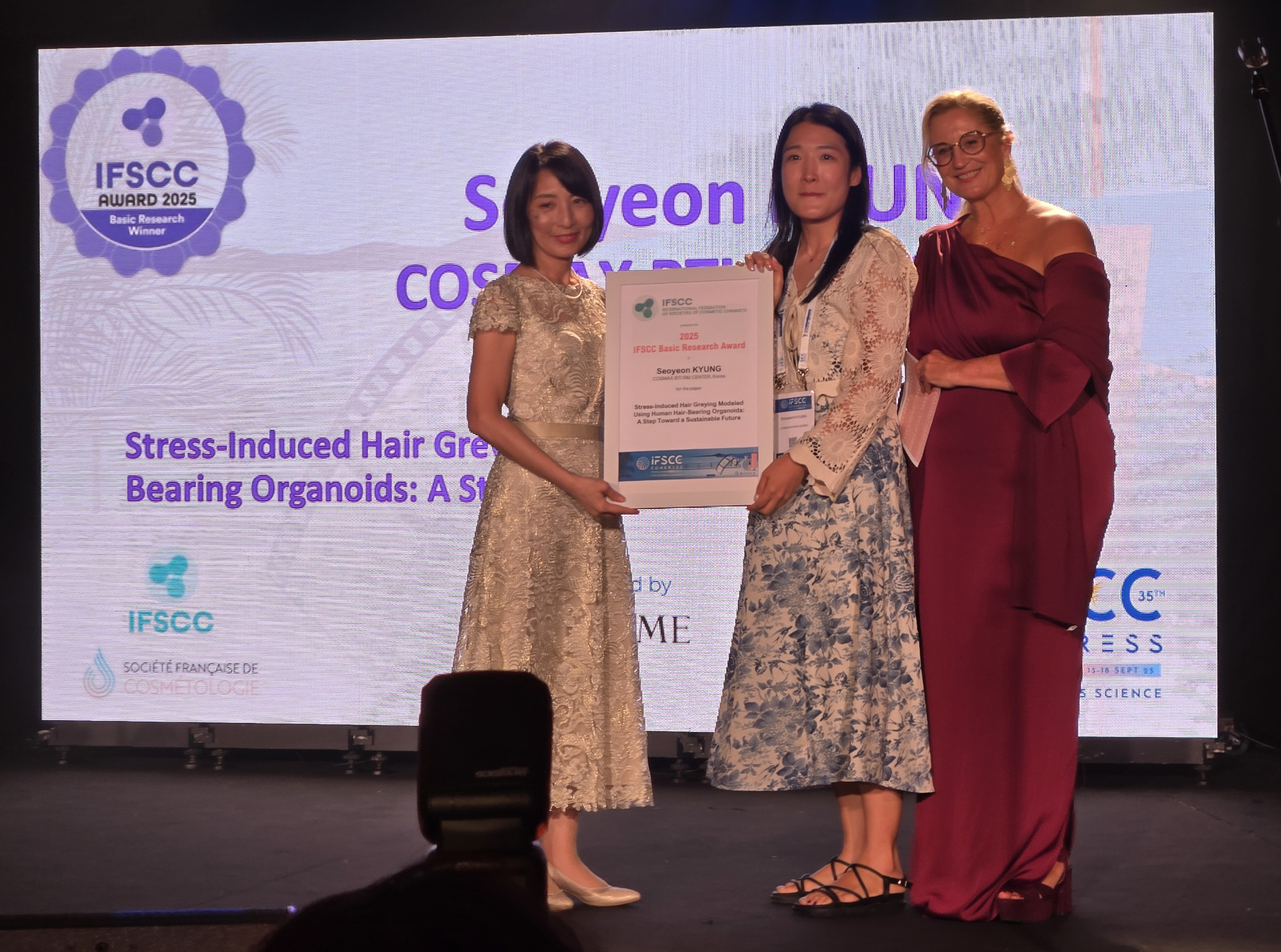 Seoyeon Kyung, of COSMAX BTI R&I Center in Korea, accepted the Basic Research Award for the development of a stress-induced hair graying model using human hair-bearing organoids.