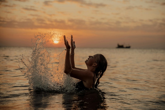 Ex vivo studies on hair subjected to summer-like stressors—such as sun exposure, salt water and repeated brushing—demonstrated the remarkable effects of Soline Bio.