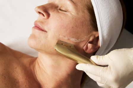 The new Dermaflash Pro has a patented design powered by #1 award-winning Sonic Technology, featuring Dermaflash's custom-engineered MicroSonic Edge with a proprietary safety cage and no open blade.