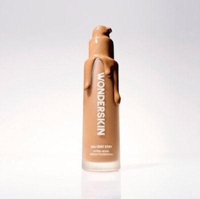 The formula blurs imperfections including discoloration, blemishes and fine lines and adapts to natural skin movement throughout the day.