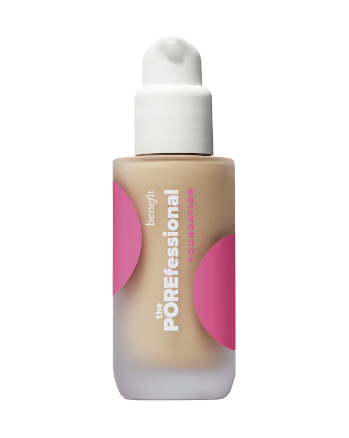 For its POREfessional Smoothing & Blurring Matte Foundation, Benefit chose the 30 ml frosted bottle with full rounded base and 20/400 neck and paired it with the AB226 pump with PEARL 175 actuator in white.