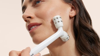 myLIFTINGroller works by integrating microcurrent technology to stimulate skin muscles and support natural collagen and elastin production.