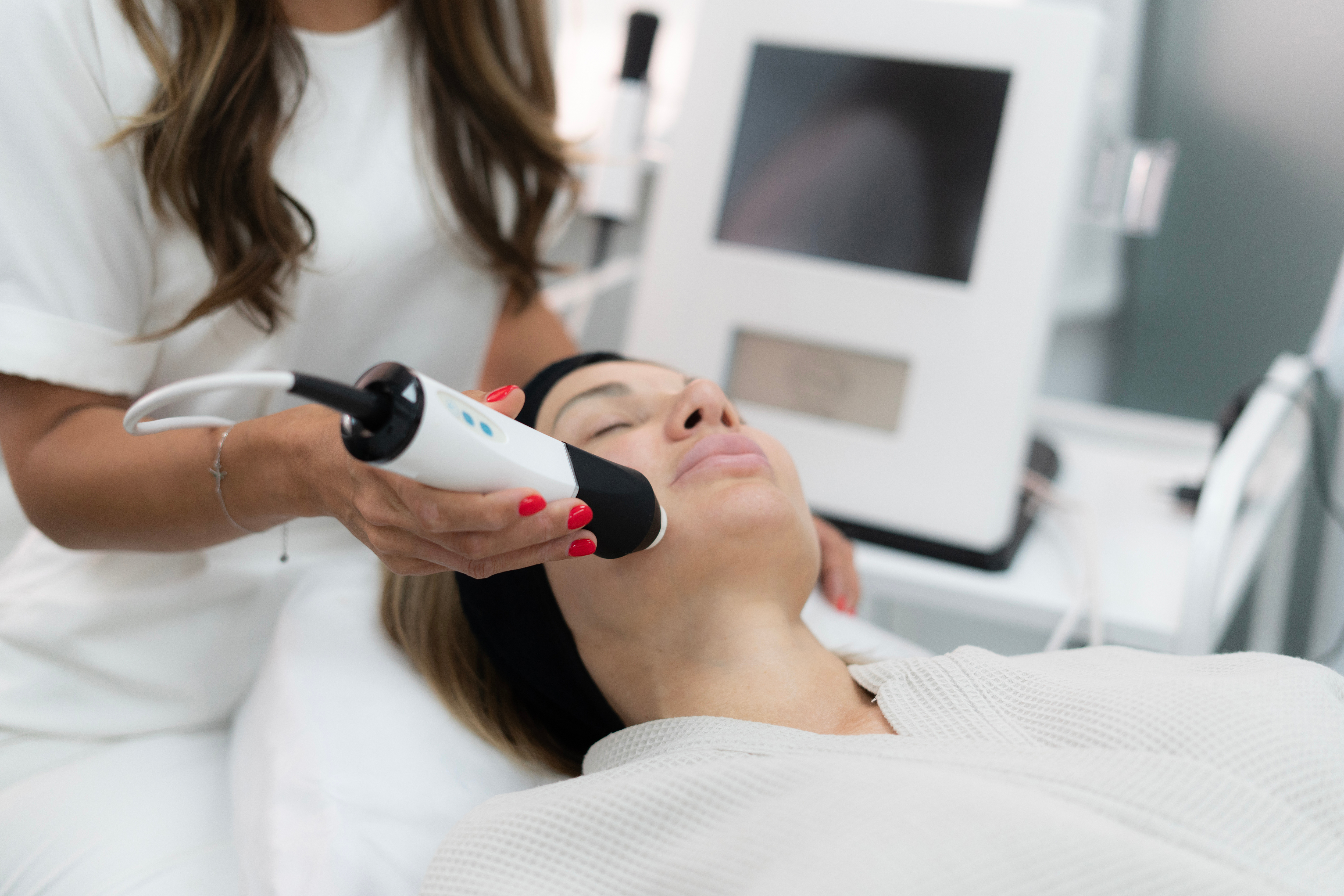 DermCeutical EDL reportedly activates dermal fibroblasts to increase elastin production, a primary mechanism also pursued by energy-based treatments such as radiofrequency skin tightening, ultrasound-based lifting devices and certain laser modalities that rely on controlled dermal heating to stimulate structural protein renewal.