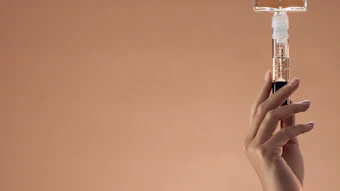 The headline launch is Nomad Refill, a 10 ml purse spray that connects directly to standard fragrance bottles for a sub-five-second refill—no funnel, no pumping—built around a universal connector to simplify at-home refill rituals.