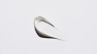 OleoVeil Care is a next-generation amphiphilic film-forming emollient designed to improve long-wear comfort. It reduces pilling, enhances glide and provides water and transfer resistance, while delivering a silicone-like sensory profile and a blurring effect suited to color cosmetics.
